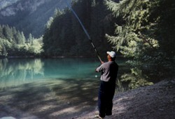 Pescatore in riva al lago